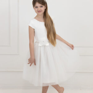 Sukienka w kolorze écru z głębszym dekoltem na placach, ozdobionym perełkami