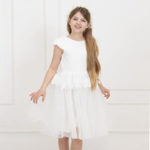 Sukienka écru z tiulową baskinką wykończoną delikatną gipiurą