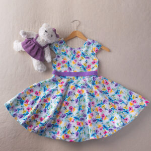 Sukienka w kolorowe kwiaty żółto fioletowe niebieskie