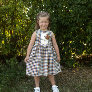 Sukienka bez rękawów w kratkę brązowo - granatową z brązowym króliczkiem