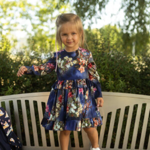 Granatowa sukienka w kwiaty